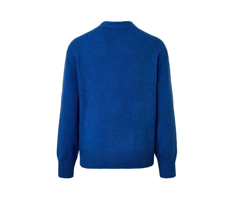 Detailansicht der Rückseite einer kobaltblauen Strickjacke mit Wolle.