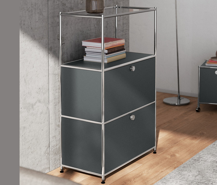 Eine Stehleuchte aus Metall, verchromt, und eine graue Kommode Metall »CN3« mit 2 Klappfächern.