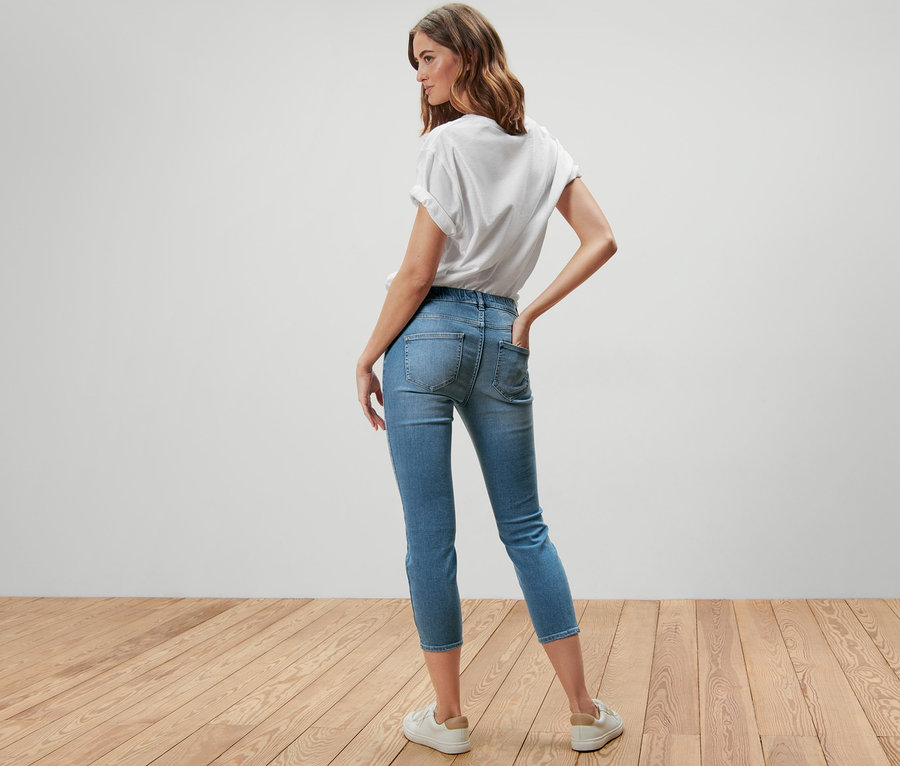 Frau posiert mit dem Rücken zur Kamera und trägt 7/8-Treggings – Fit »Nelly« und ein weißes T-Shirt.
