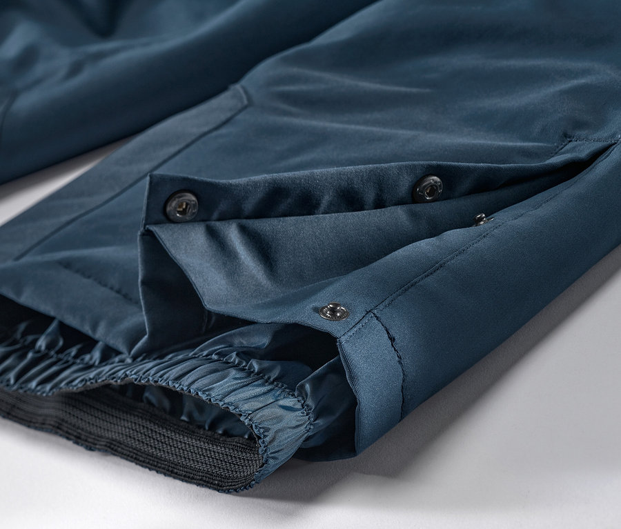 Detailaufnahme einer marineblauen Ski- und Snowboardhose mit Knöpfen.