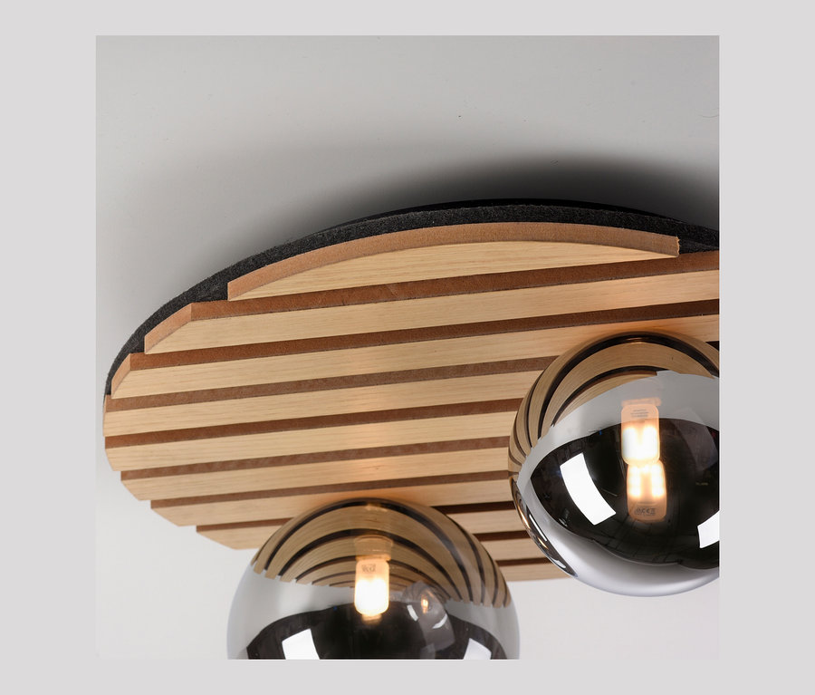 Detailansicht der JUST LIGHT Deckenleuchte »Green Stika« mit Holzlamellen-Design und drei silbernen Kugel-Lampenschirmen.