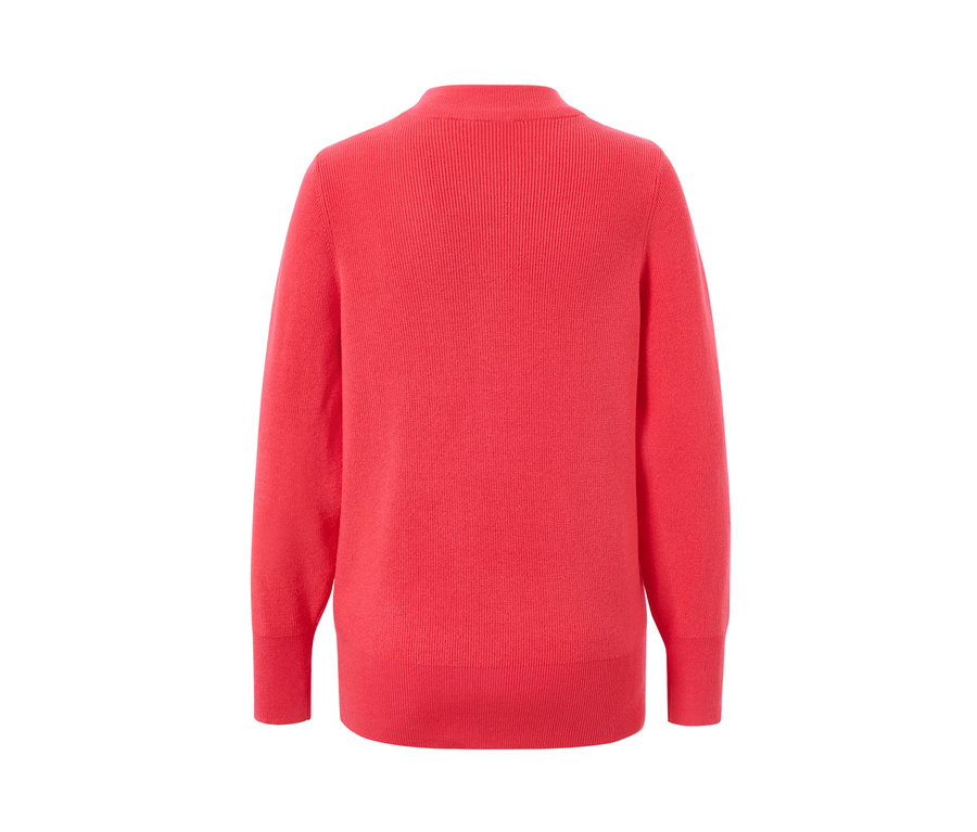 Detailansicht der Rückseite eines roten Feinstrickpullovers.
