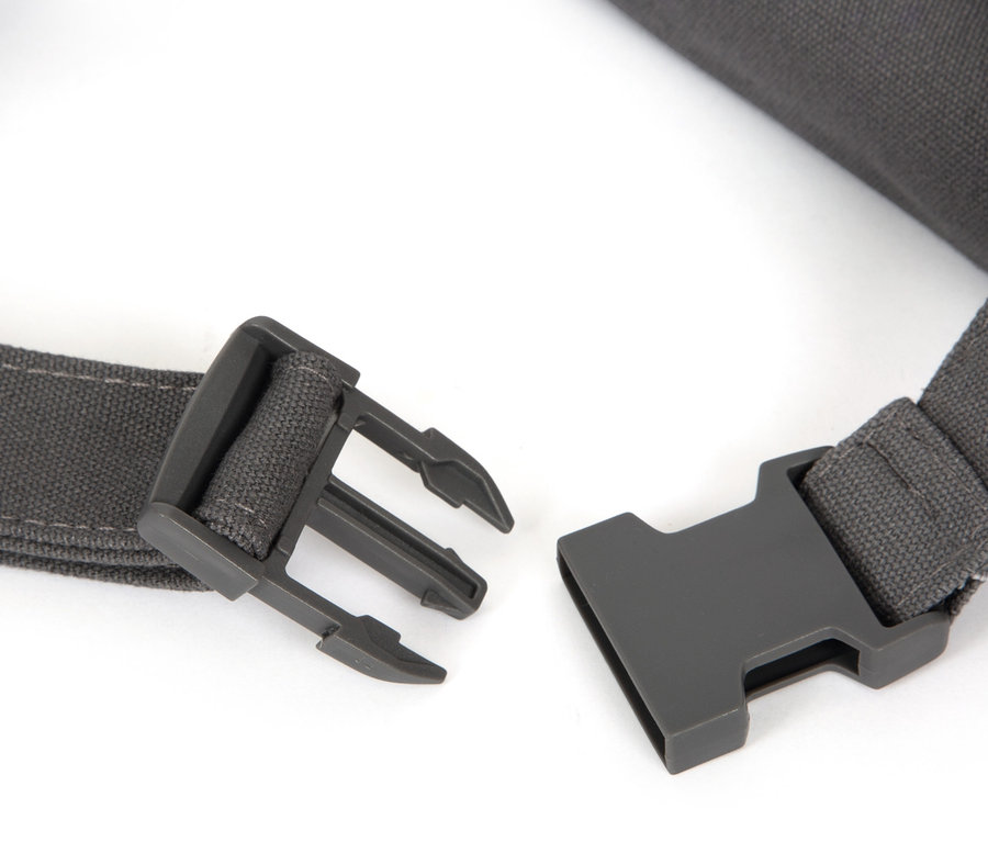 Nahaufnahme eines grauen Verschlusses an einem grauen Gurtband.
