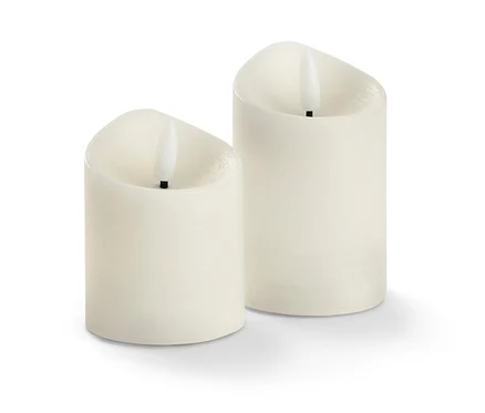 Zwei creme LED-Echtwachskerzen.