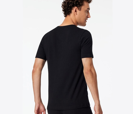 Mann von hinten trägt 2 SCHIESSER T-Shirts mit Bio-Baumwolle, schwarz.