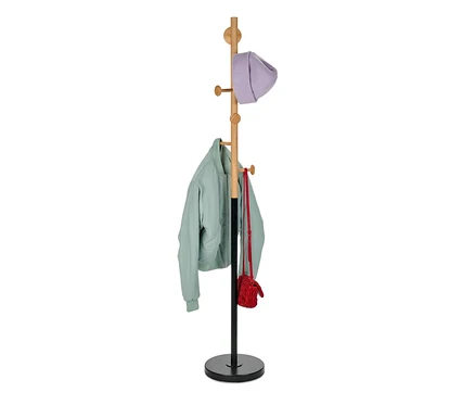 An einem Garderobenständer hängen eine Jacke, eine Handtasche und eine Mütze.