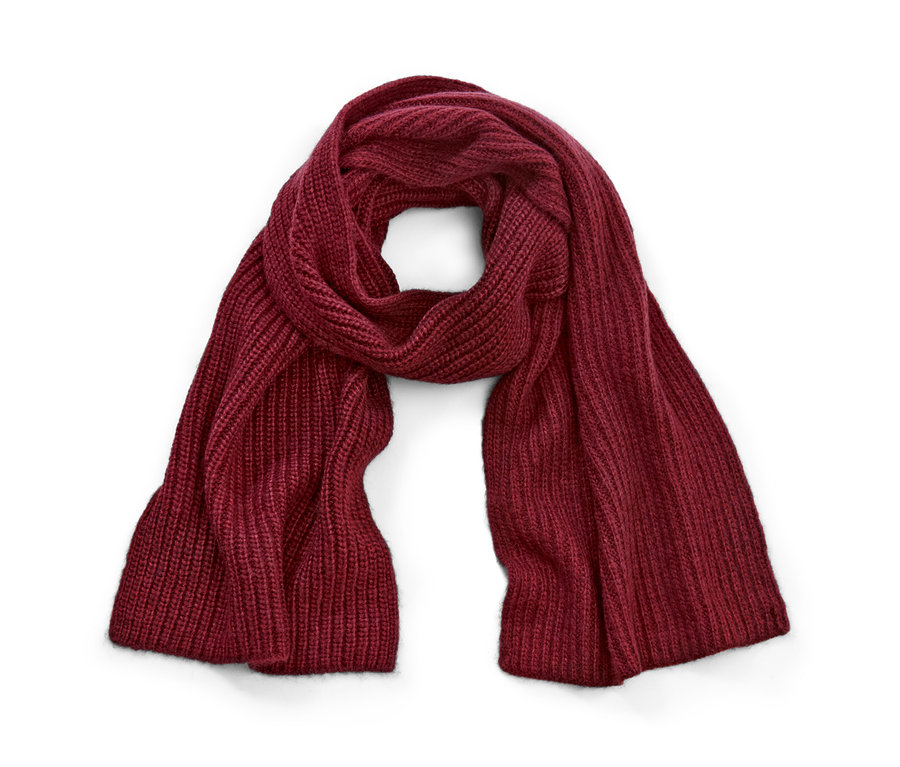Ein burgunderroter Strickschal mit Wolle liegt auf einem weißen Hintergrund.