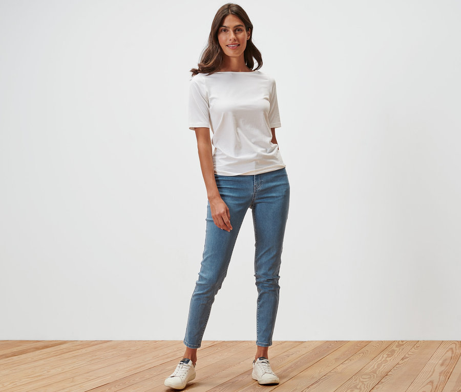 Frau posiert in Skinny Jeans – Fit »Hanna« und einem weißen T-Shirt.