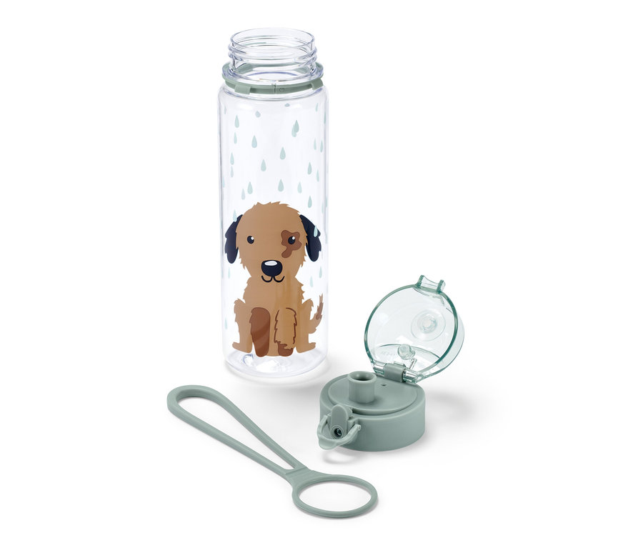 Eine durchsichtige Trinkflasche mit einem Hundeaufdruck, ein Deckel und eine Trageschlaufe liegen neben der Flasche.