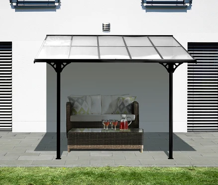 Eine anthrazitfarbene Terrassenüberdachung mit einer Breite von ca. 313 cm beschattet Rattanmöbel mit Getränken.