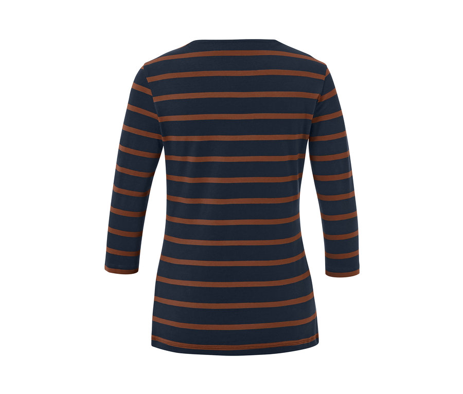 Rückansicht eines gestreiften Shirts mit 3/4-Arm in Braun auf Dunkelblau.