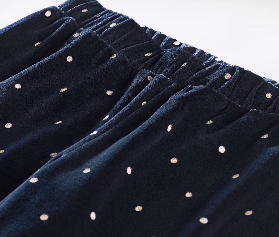 Detailaufnahme einer blauen Nicki-Pyjamahose mit weißen Punkten und elastischem Bund.
