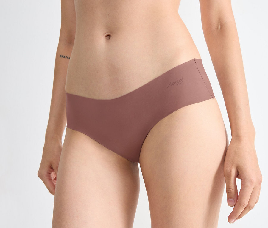 Frau trägt eine sloggi ZERO Microfibre 2.0 Hipster 2P.