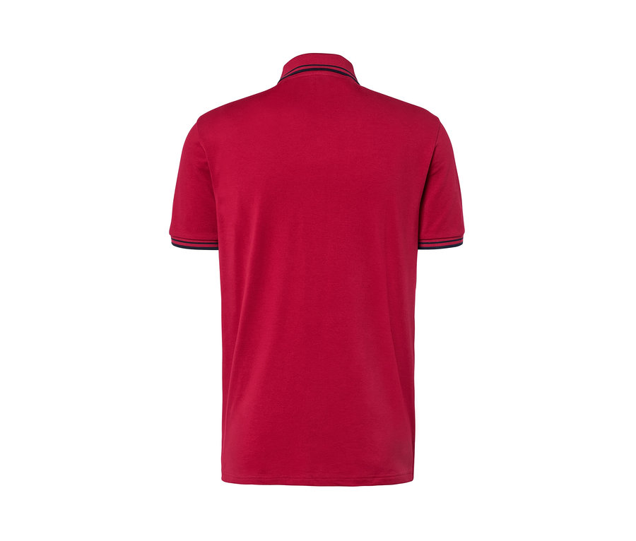 Rückansicht eines roten Piqué-Poloshirts.