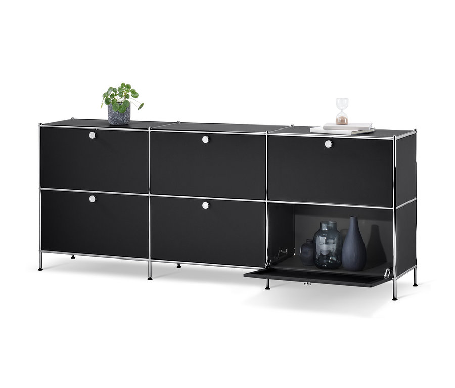Schwarzes Sideboard »CN3« mit 6 Klappen, auf dem eine Vase, Bücher und eine Sanduhr stehen.