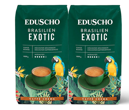 Zwei Packungen EDU CC Brasilien 1000g GB und eine Tasse Kaffee.