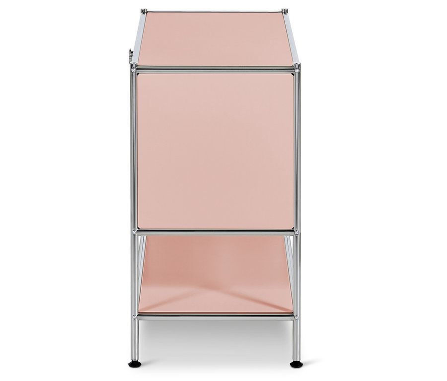 Hellrosa Nachttisch mit zwei Ablagen und Chromrahmen.