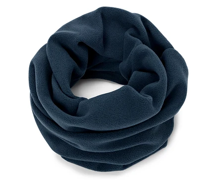 Detailaufnahme eines marineblauen Fleece-Schlauchtuchs auf weißem Hintergrund.