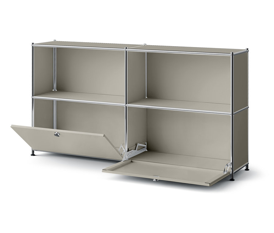 Ein graues modulares Regal mit vier Fächern, wobei zwei untere Türen offen sind.