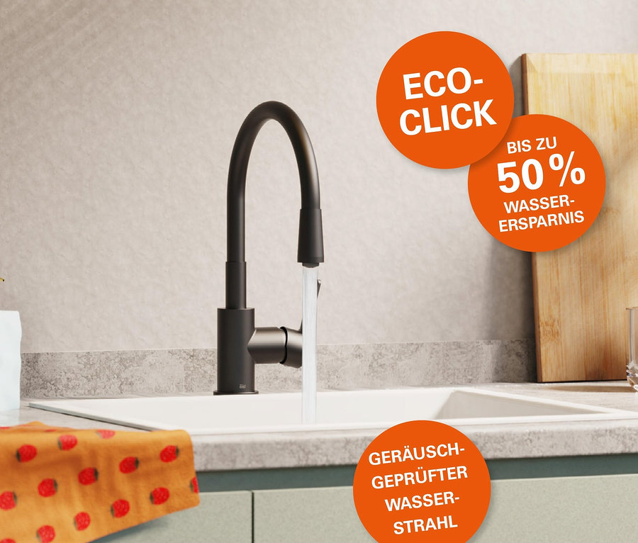 Wasser fließt aus der Edelstahl-Spültischarmatur »FLEXO«.