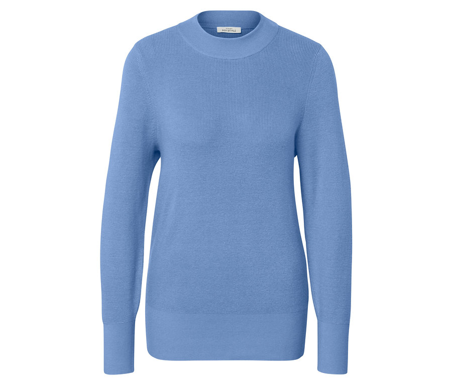 Hellblauer Feinstrickpullover.