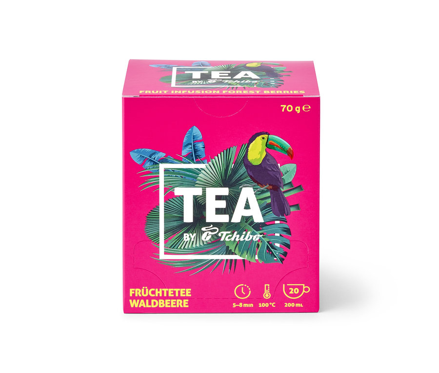 Eine Packung TEA by Tchibo Früchtetee Waldbeere mit 8x20 Teebeuteln. Die Verpackung ist pink und mit Tukanen und tropischen Blättern verziert.