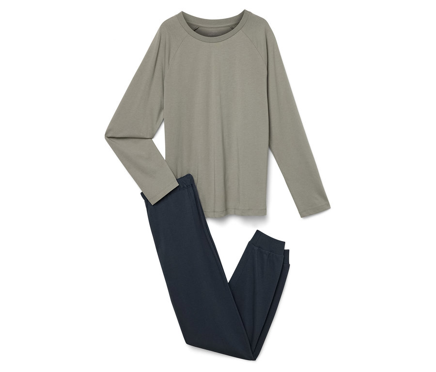 Khakifarbenes Langarmshirt und marineblaue Hose auf weißem Hintergrund.