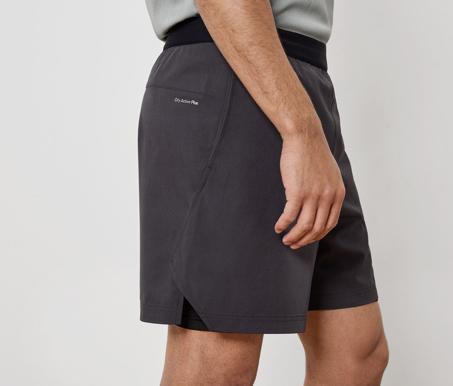 Mann posiert in Dry Active Plus Shorts.