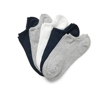 Fünf Paar Sneakersocken in Dunkelblau, Grau und Weiß.