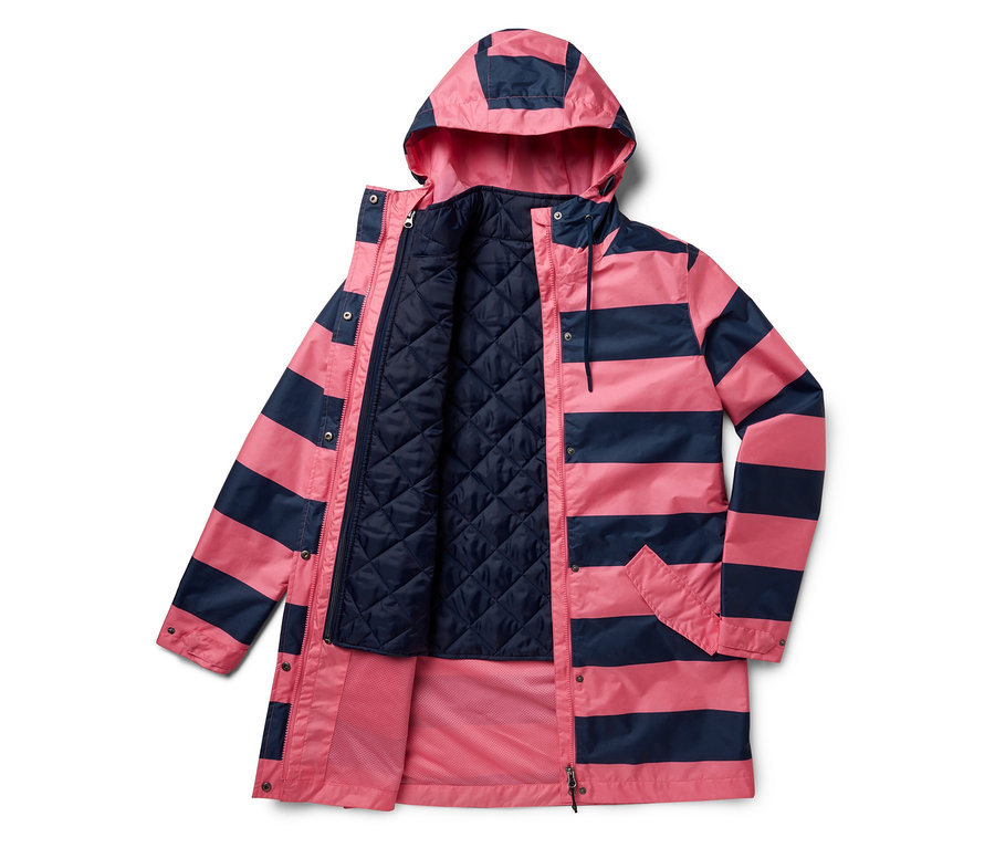 Offene, rosafarbene Kapuzenjacke mit marineblauen Streifen und marineblauem Steppfutter.