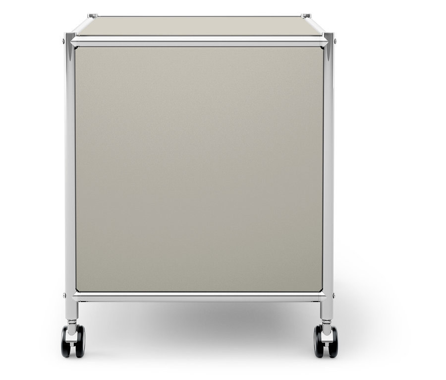 Beige Aufbewahrungsbox auf Rollen mit Chromrahmen.