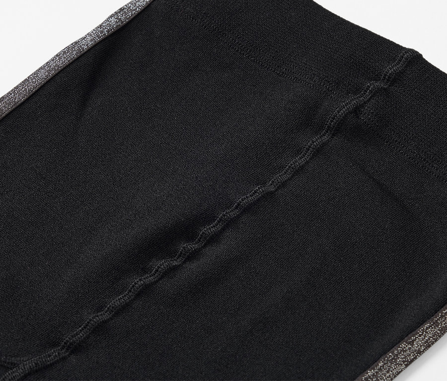 Detailaufnahme einer schwarzen Leggings mit grauem Seitenstreifen.