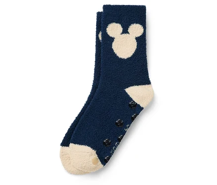 Detailaufnahme einer marineblauen Socke mit Mickey Mouse Motiv und Anti-Rutsch-Sohle.