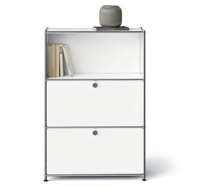 Weißes Aufbewahrungsregal mit zwei Schubladen und Büchern und einer Vase oben drauf.