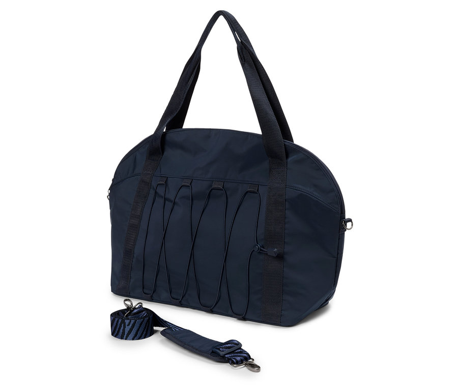 Marineblaue Sporttasche mit Tragegriffen und abnehmbarem Schultergurt liegt auf einem weißen Hintergrund.