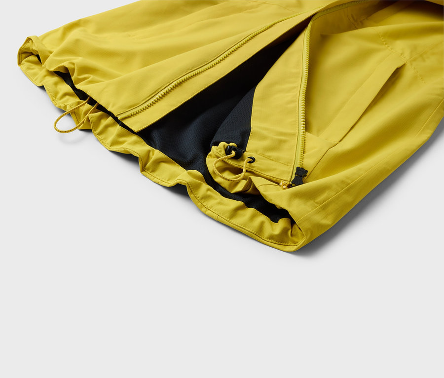 Detailaufnahme einer gelben Jacke mit geöffnetem Reißverschluss und schwarzem Futter.