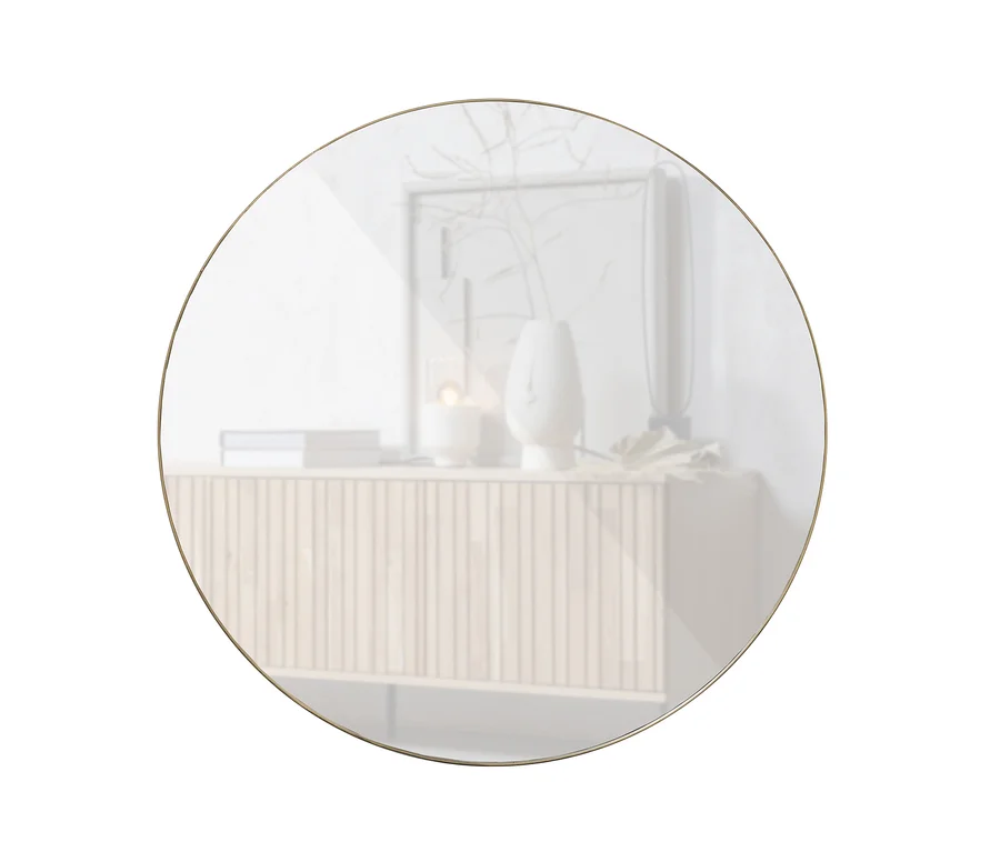 Reflexion des Woood Spiegel »Doutzen«, goldfarben, rund 115 cm, zeigt Kommode, Vase und Lampe.