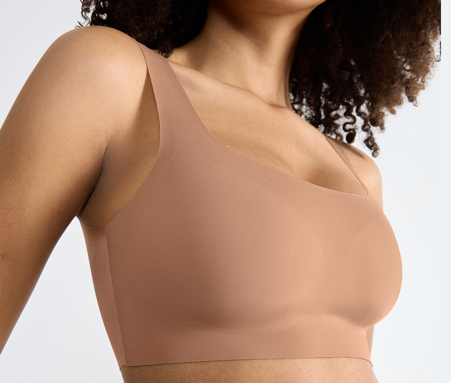 Frau trägt ein Sloggi ZERO Feel 2.0 Top in Nostalgic Brown.