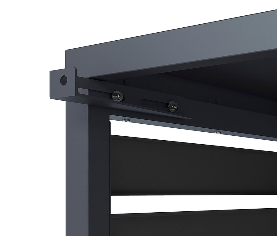 Nahaufnahme einer grauen Terrassenüberdachung mit Lamellen und Schrauben.