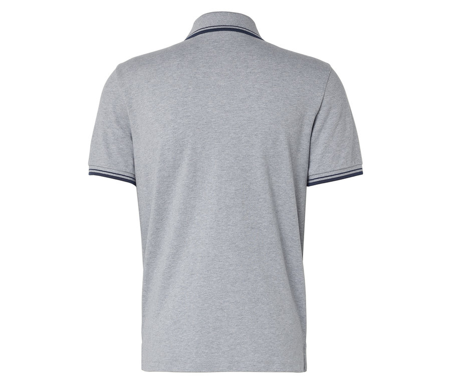 Rückansicht eines hellgrauen Poloshirts mit marineblauen Akzenten an Kragen und Ärmeln.