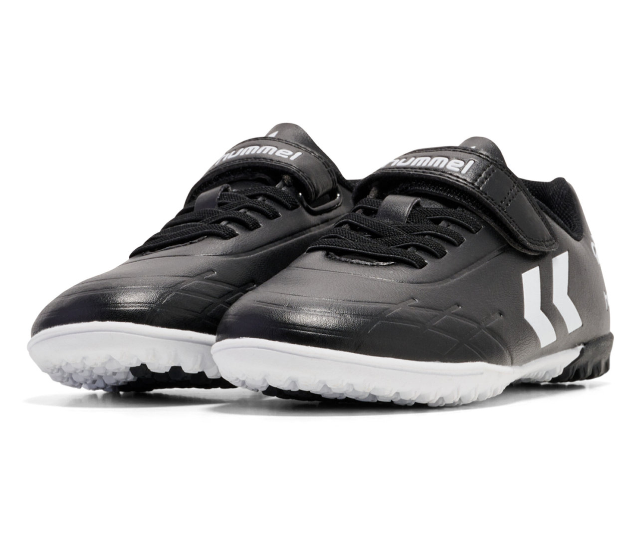 Zwei hummel® Top Star Turf JR Fußballschuhe in Schwarz mit weißer Sohle stehen nebeneinander.