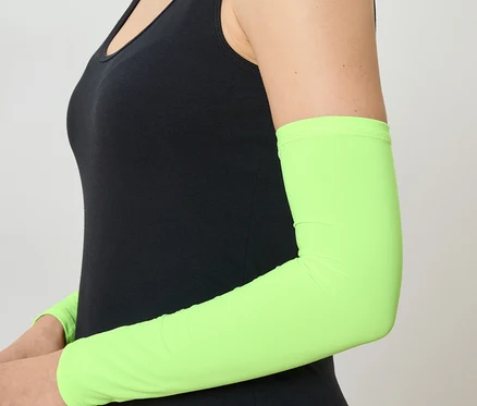 Frau mit schwarzem Tanktop und hellgrünen Armstulpen.