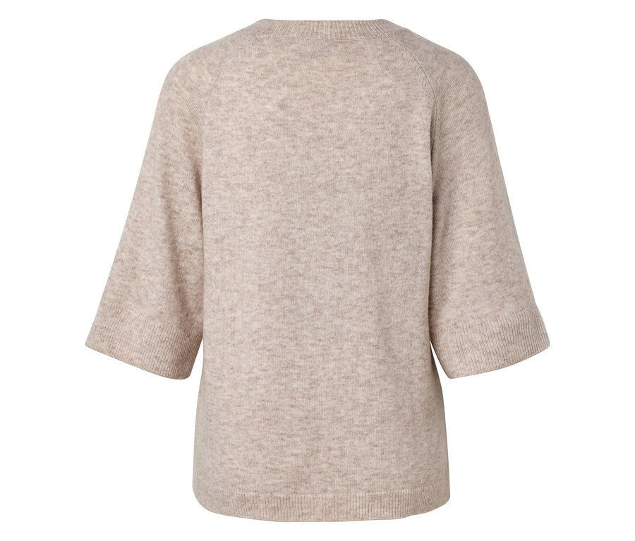Rückansicht eines beigen Pullovers mit Dreiviertelärmeln.