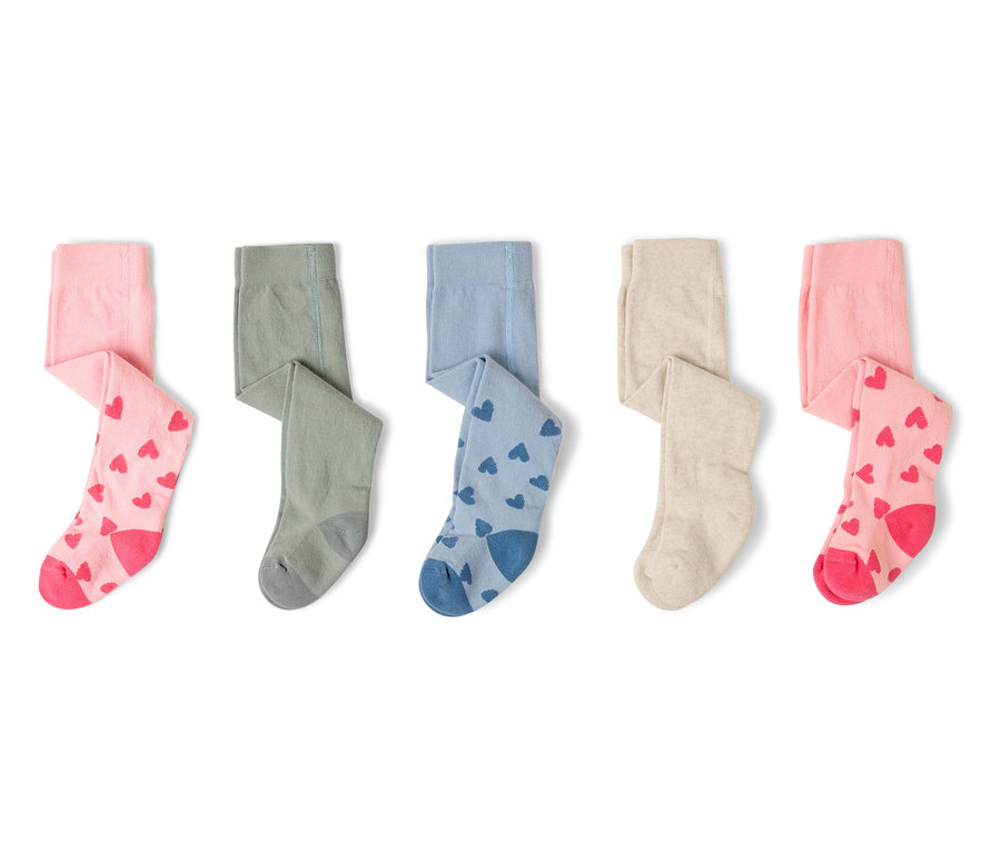 Fünf Kinderstrumpfhosen in Rosa mit roten Herzen, Grau, Blau mit blauen Herzen und Beige liegen auf einem weißen Hintergrund.