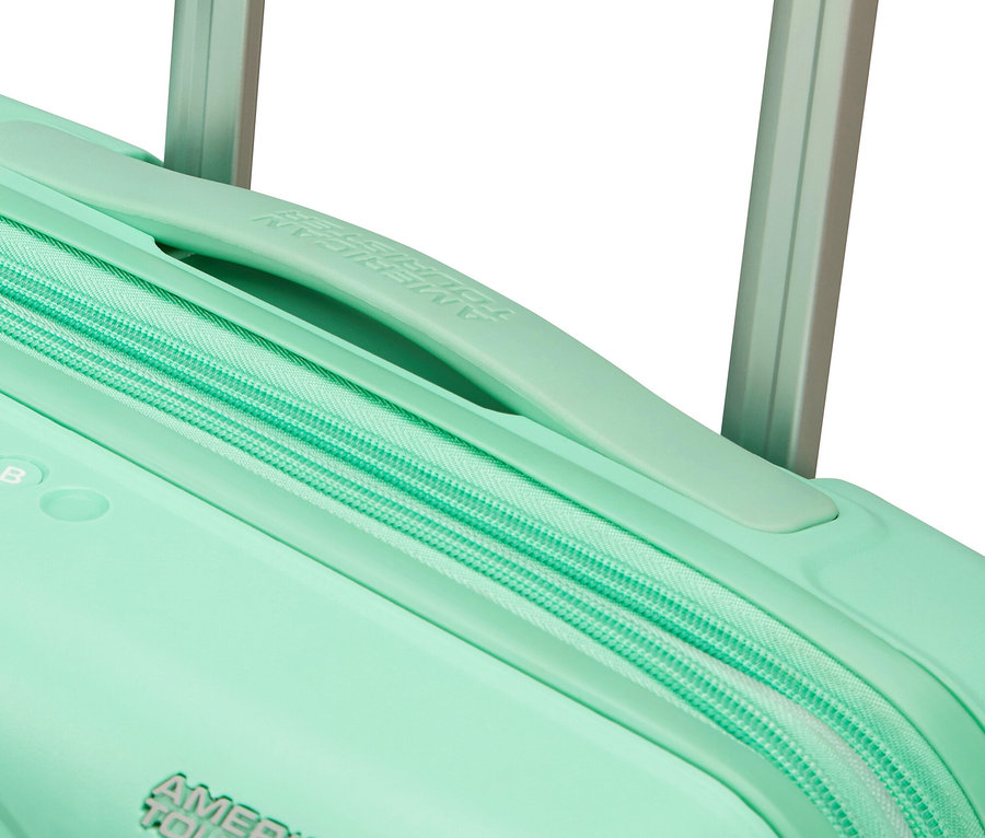 Detailansicht eines mintfarbenen American Tourister Koffers mit silbernem Griff.