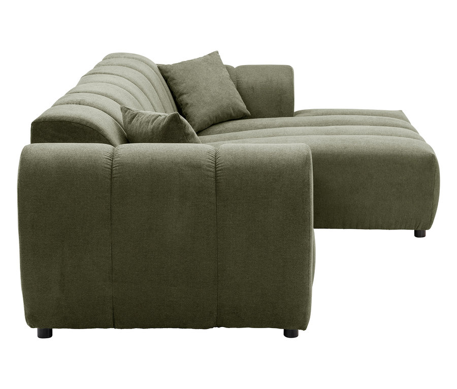 Nahaufnahme eines olivgrünen Ecksofas mit Zierkissen.