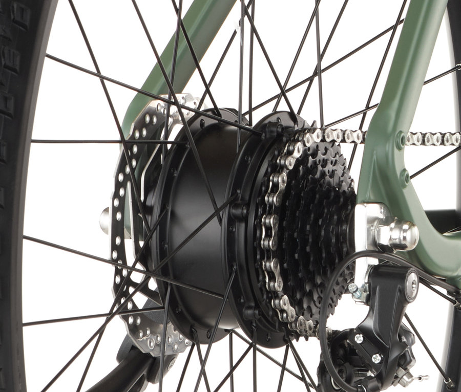 Nahaufnahme vom Hinterrad eines grünen FISCHER MTB E-Bike MONTIS MOVE 01 474 D mit schwarzem Motor und silberner Kette.