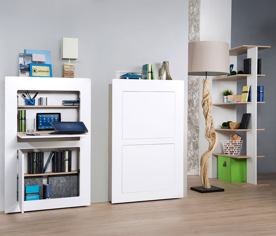 Zwei weiße Schränke, einer mit offenem Regal, stehen auf einem Holzboden. Ein Baumstammlampenfuß steht neben einem weißen Regal mit Holzregalböden.