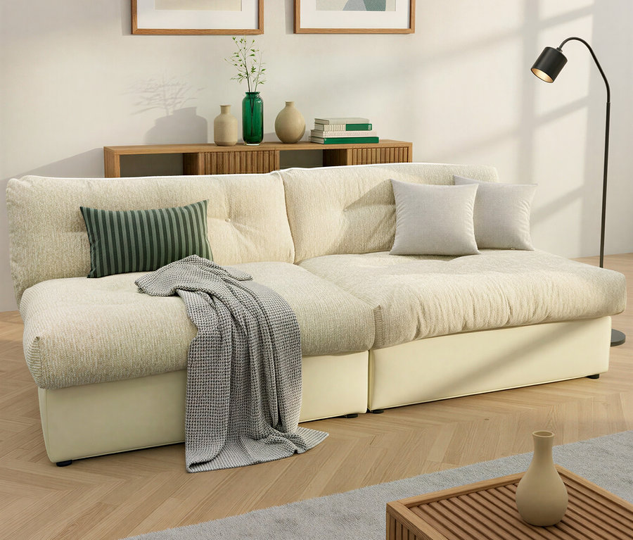 Beige Couch mit Kissen und Decke im Wohnzimmer.
