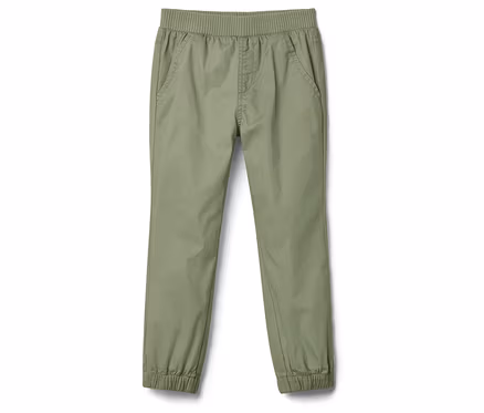 Eine olivgrüne Hose mit elastischem Bund und Bündchen liegt auf einem weißen Hintergrund.
